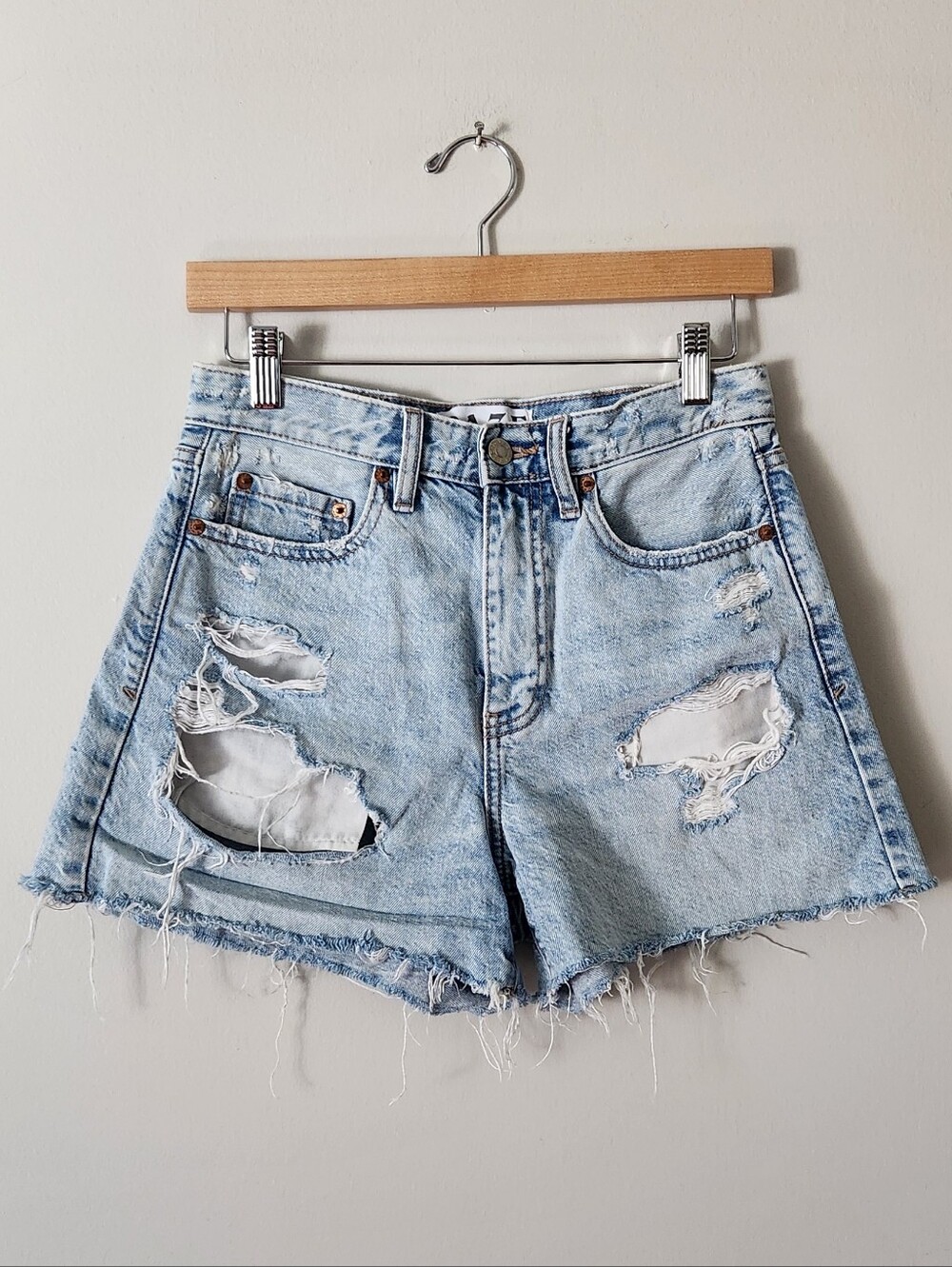 Daze Light Blue Distressed Denim Women’s Shorts Sz 26